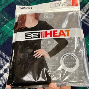 32 Degrees Heat Long Sleeve Scoop Neck Tee in Gray w/Snowflakes. Size M. NWT.